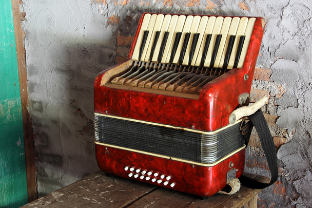 Старый аккордеон
 - Фото, изображение