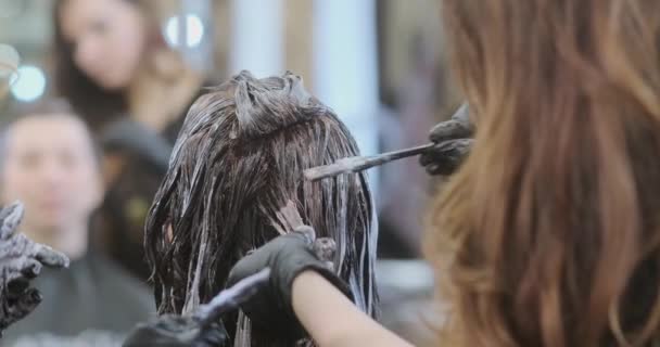 les femmes appliquent de l'eau de Javel sur la tête visiteur salon de beauté - Séquence, vidéo