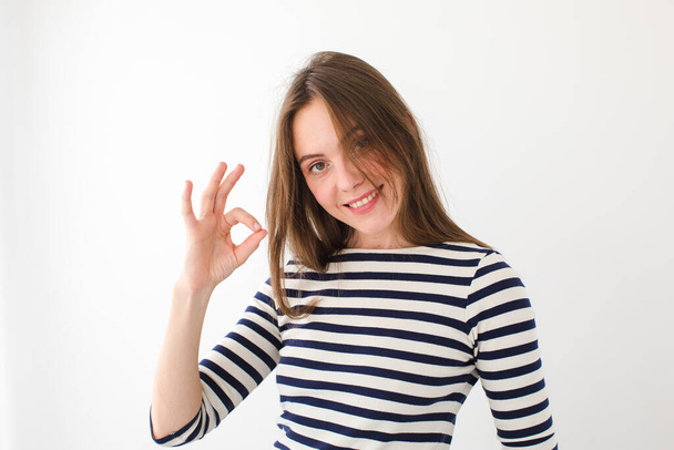 Šťastné dospělé ženské gesto OK - Fotografie, Obrázek