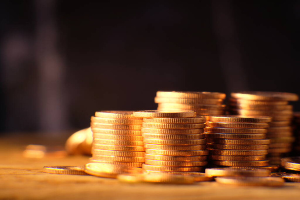 Stapel von Goldmünzen auf Holzgrund und Werbemünzen des Finanz- und Bankenkonzepts - Foto, Bild