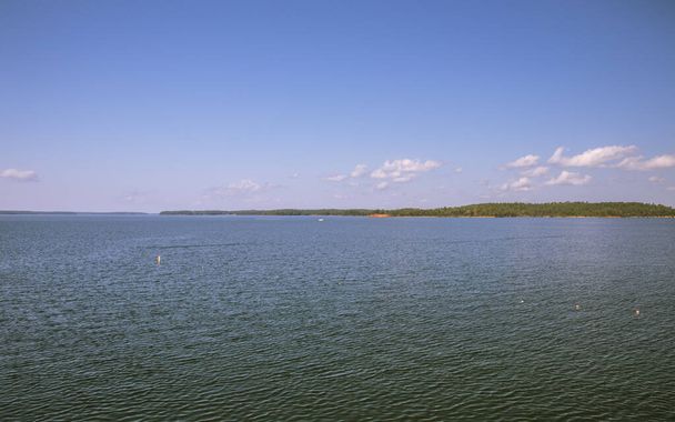 Vue sur le lac Thurmond avec des nuages bleus à la fin du printemps - Photo, image