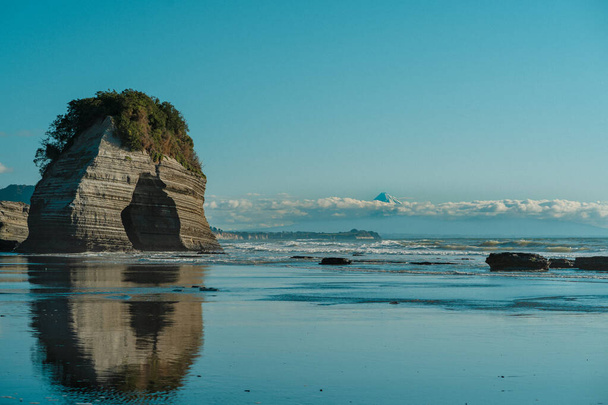 Elephant rock in 2020, of wat vroeger was na het verliezen van de romp. New Plymouth, Nieuw-Zeeland - Foto, afbeelding
