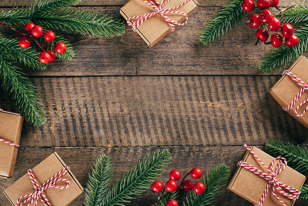 Noel arkaplanında Noel ağacı ve tahta arka planda bokeh ışıkları var. Mutlu noel kartları. Kış tatili teması. Mutlu yıllar 2021. Metin için boşluk - Fotoğraf, Görsel