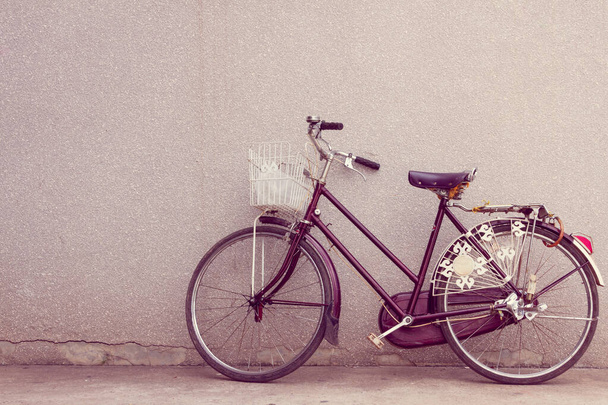 régi kerékpár, kerékpár az utcán - Fotó, kép