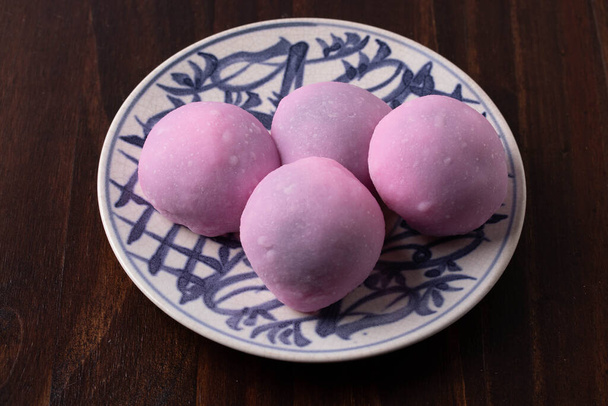 Daifuku tai mochi pähkinöillä lautasella - Valokuva, kuva