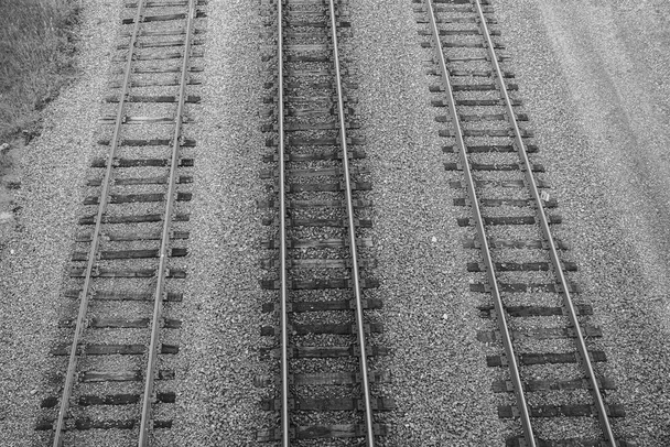 Tor kolejowy na zdjęciu powyżej stacji kolejowej - Zdjęcie, obraz