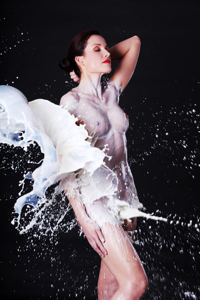 Milk splashes on nude woman body - Φωτογραφία, εικόνα