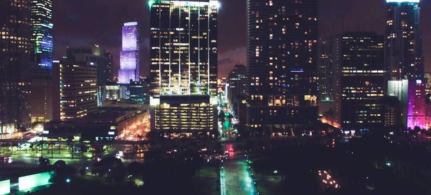 Αεροφωτογραφία νύχτα στο κέντρο του Μαϊάμι, αργή κίνηση του αστικού τοπίου και των κτιρίων, αργή κίνηση - Φωτογραφία, εικόνα