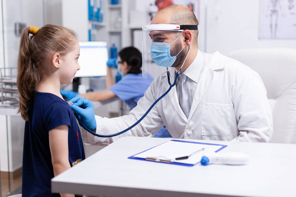 Child looking at doctor - Photo, Image