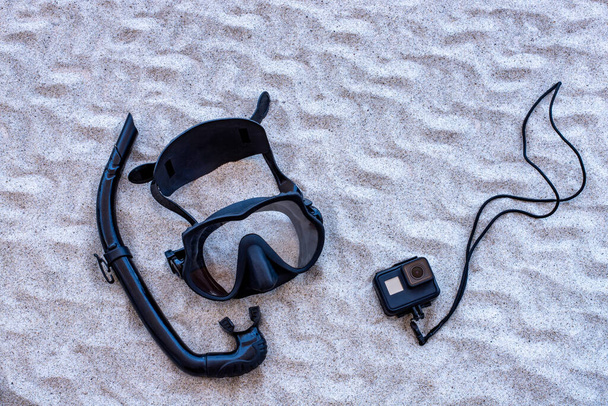 Διακοπές στην παραλία με άμμο. Snorkel και κάμερα στα sans - Φωτογραφία, εικόνα