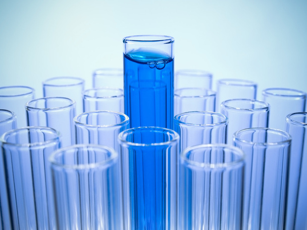 Tubo de ensayo con líquido azul
 - Foto, imagen