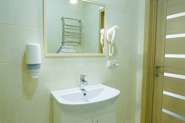 明るいバスルーム,白いトイレ,洗面台,鏡,シャワー - 写真・画像
