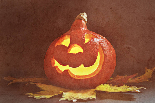 Glowing pumpkin with autumn leaves on a dark background. Jack's Lantern. Halloween. - Foto, Imagem