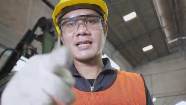 マネージャーアジアのエンジニアクレイジー不満従業員の失敗の仕事。金属製造工場で働くストレスコンセプト。労働者と話す目の接触圧力を閉じる - 映像、動画