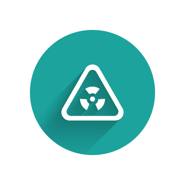 Signo de triángulo blanco con icono de símbolo de radiación aislado con sombra larga. Botón círculo verde. Vector. - Vector, imagen