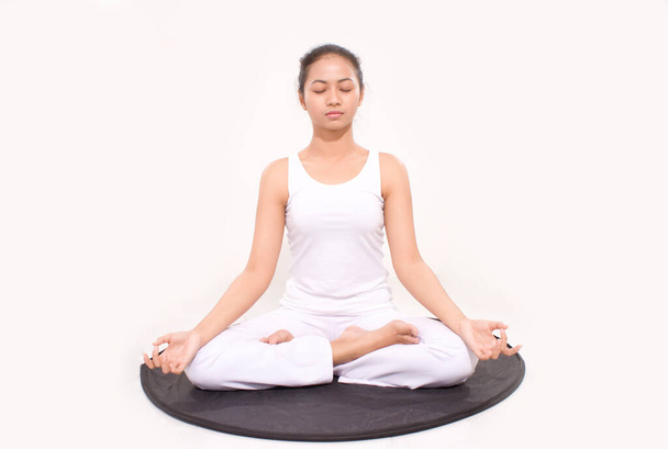 Joga praktykująca lotos pozowała azjatyckie kobiety i medytowała. Joga i medytacja nad spokojnym i spokojnym odizolowanym - Zdjęcie, obraz