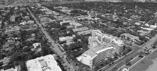 Fort Lauderdale 'in hava görüntüsü insansız hava aracı Florida' dan ağır çekimde yükseliyor. - Fotoğraf, Görsel