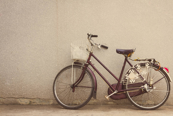 altes Fahrrad, Fahrrad auf der Straße - Foto, Bild