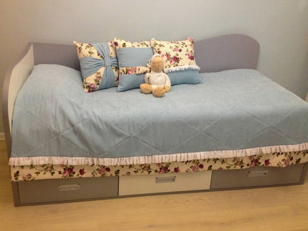 κρεβάτι με μαξιλάρια στο παιδικό δωμάτιο - Φωτογραφία, εικόνα