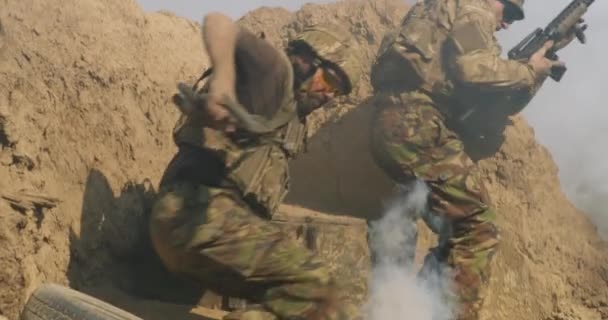 Στρατιώτες που κρύβονται μαζί στα χαρακώματα - Πλάνα, βίντεο