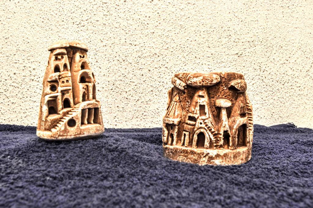 Μικροσκοπικό μπιχλιμπίδι Καππαδοκίας. Αρχαία και μινιατούρα καμινάδες νεράιδα Καππαδοκία, Τουρκία - Φωτογραφία, εικόνα
