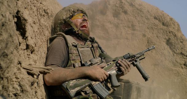 Vyděšený voják střílí ve vzduchu - Fotografie, Obrázek