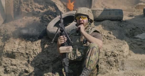 mężczyzna wojownik odpoczywa podczas bitwy - Materiał filmowy, wideo