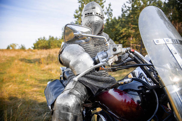 Close-up of a knight's glove on the handlebars of a motorcycle. - Valokuva, kuva