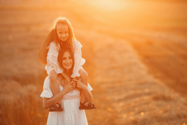 Mother with daughter in a wheat field - Foto, Imagem