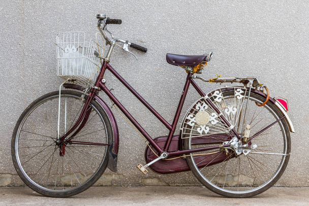 bicicleta velha, bicicleta na rua - Foto, Imagem