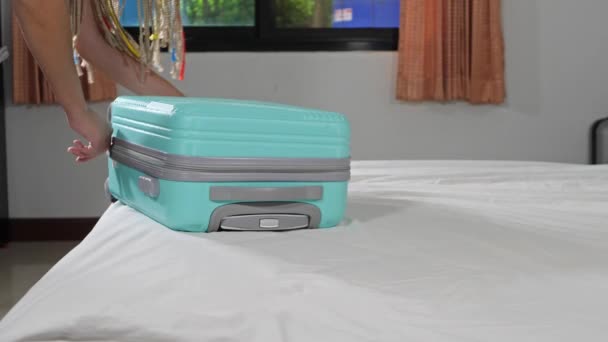 Mujer irreconocible embalaje de equipaje para un nuevo viaje - Metraje, vídeo