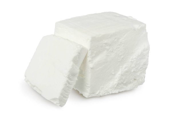 Τυρί φέτα απομονωμένο σε λευκό φόντο. Με διαδρομή αποκοπής και πλήρες βάθος πεδίου - Φωτογραφία, εικόνα