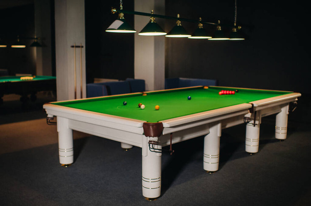 placing snooker balls on a green billiard table. - 写真・画像