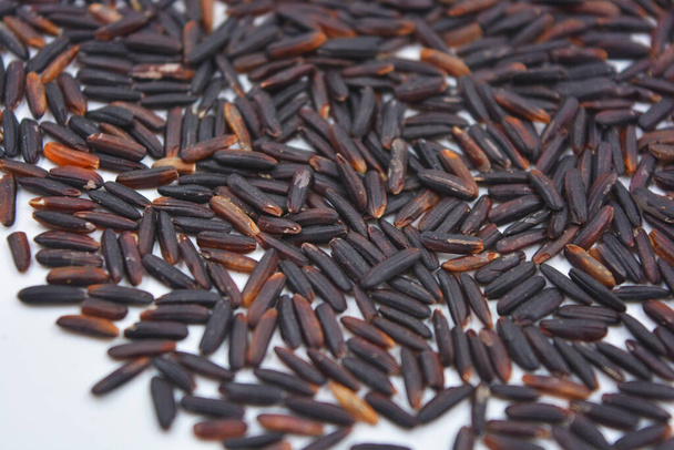 役に立つ黒い長い研磨されていない野生の米は白いプレートに振りかけた。健康食品、毎日のための健康的な穀物は自然米です。. - 写真・画像