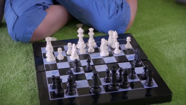 Παιδί που παίζει σκάκι - Πλάνα, βίντεο