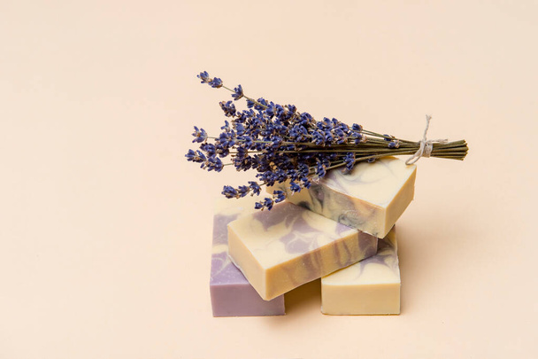Luonnollinen käsintehty saippua kuivatulla laventelilla ja eteerisellä öljyllä vaaleanpunaisella taustalla. Nollajätteen käsite - Valokuva, kuva