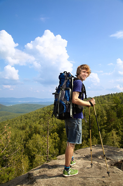Man with backpack hiking in the mountains - Foto, immagini