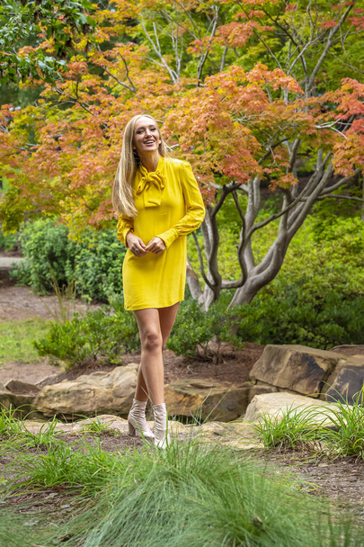A gorgeous blonde model poses outdoors in her fall clothes - Φωτογραφία, εικόνα