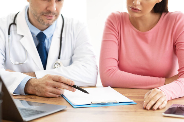 Masculino experiente médico consultando seu paciente feminino - Foto, Imagem