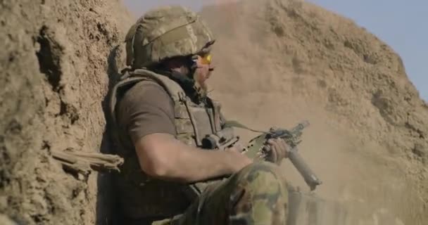 Soldat effrayé appelant à l'aide - Séquence, vidéo