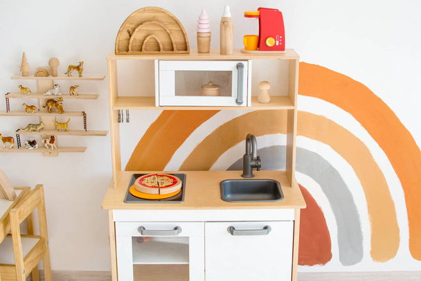 Детская комната скандинавского стиля, детская игровая кухня - Фото, изображение