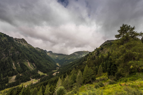 багато хмар під час походу в гори у відпустку
 - Фото, зображення