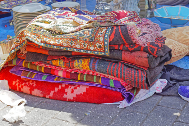 Alfombras y alfombras viejas en venta en el mercado de pulgas - Foto, Imagen
