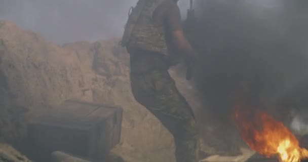 Soldats sauvant un ami du champ de bataille - Séquence, vidéo
