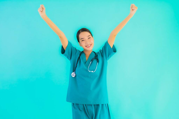 Retrato bonito jovem asiático médico mulher feliz sorriso para o trabalho no hospital e clínica no azul isolado fundo
 - Foto, Imagem