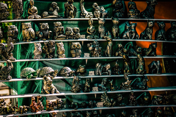 Lähikuva koriste-esine myydään matkamuistomyymälä turisti keskustassa - Valokuva, kuva