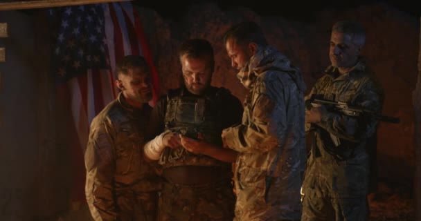 Američtí vojáci procházení smartphone v noci - Záběry, video