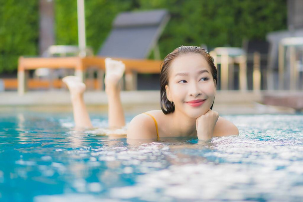 Портрет красива молода азіатка розслабляється посмішка відпочинок навколо відкритого басейну у відпустці подорожі
 - Фото, зображення