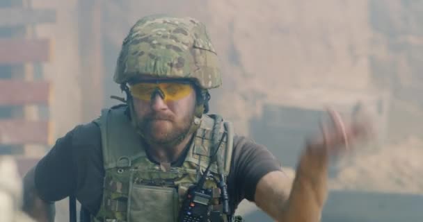 Командир наказує солдатам і виступає на радіо
 - Кадри, відео