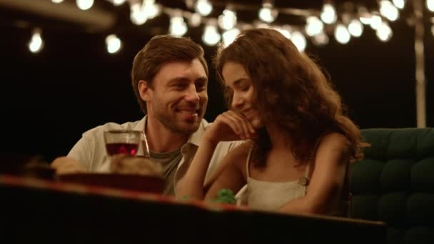 Mujer y hombre teniendo una cita romántica. Pareja feliz bebiendo vino tinto en la mesa - Metraje, vídeo